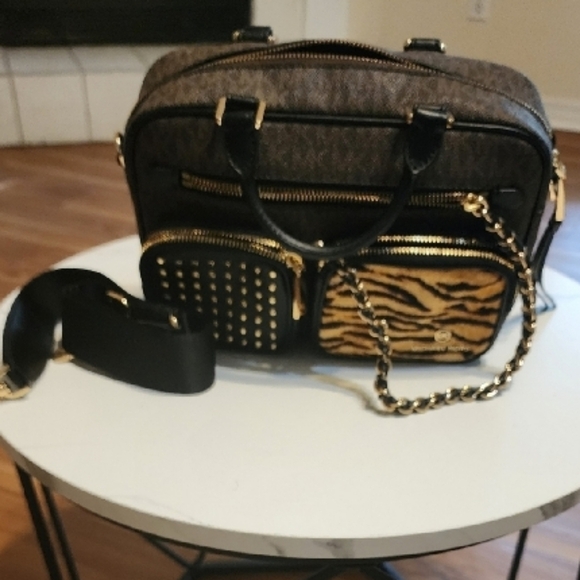 Michael Kors Signature Elliot Studded Messenger Bag Brown Tiger Print Calf Hair - Picture 3 of 9